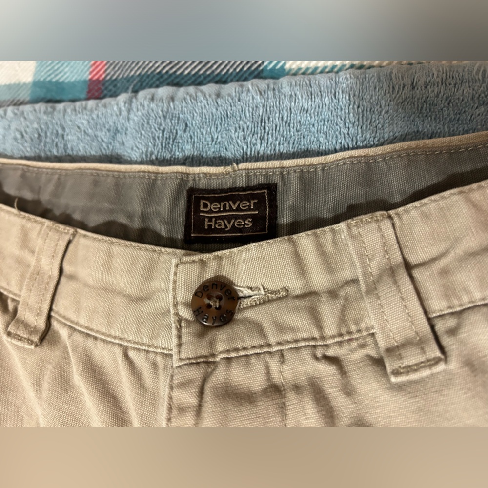 Beige khaki pants in great condition with side leg pockets comfortable